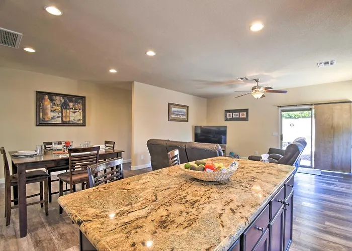 Family Poolside Escape 15 Mi To Dtwn Phoenix! Holiday home Avondale