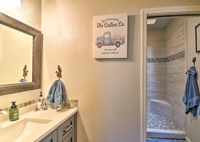 Family Poolside Escape 15 Mi To Dtwn Phoenix! Holiday home Avondale